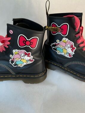 DR. MARTENS-SANRIO HELLO KITTY BOOTS